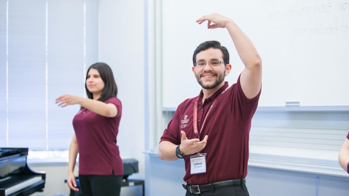 Two people doing h和 movements